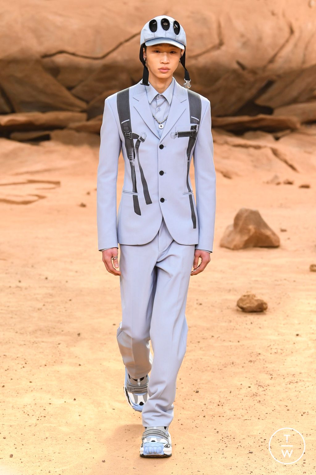 Fashion Week Paris Fall/Winter 2023 look 16 from the Off-White collection 女装