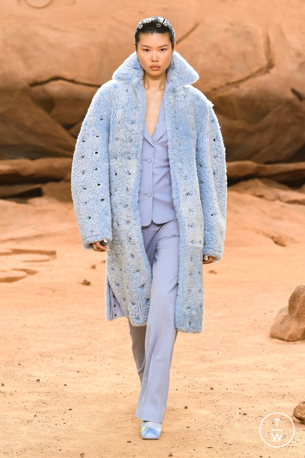Fashion Week Paris Fall/Winter 2023 look 21 from the Off-White collection womenswear