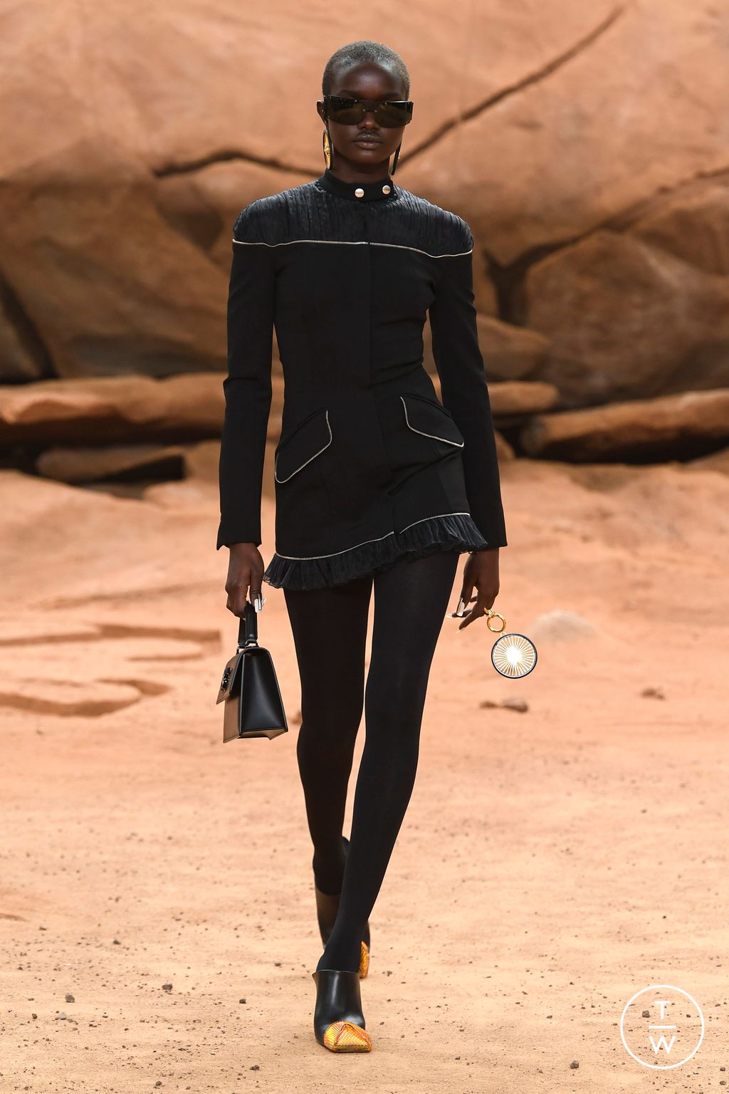 Fashion Week Paris Fall/Winter 2023 look 32 from the Off-White collection 女装