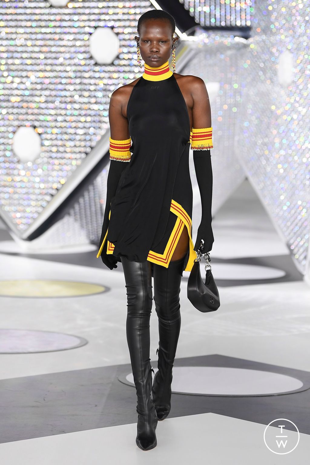 Fashion Week Paris Fall/Winter 2024 look 21 from the Off-White collection 女装