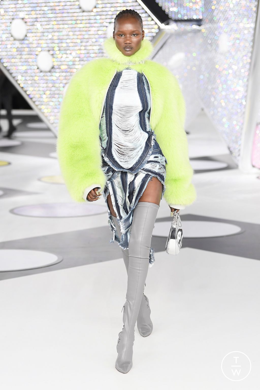 Fashion Week Paris Fall/Winter 2024 look 27 from the Off-White collection 女装
