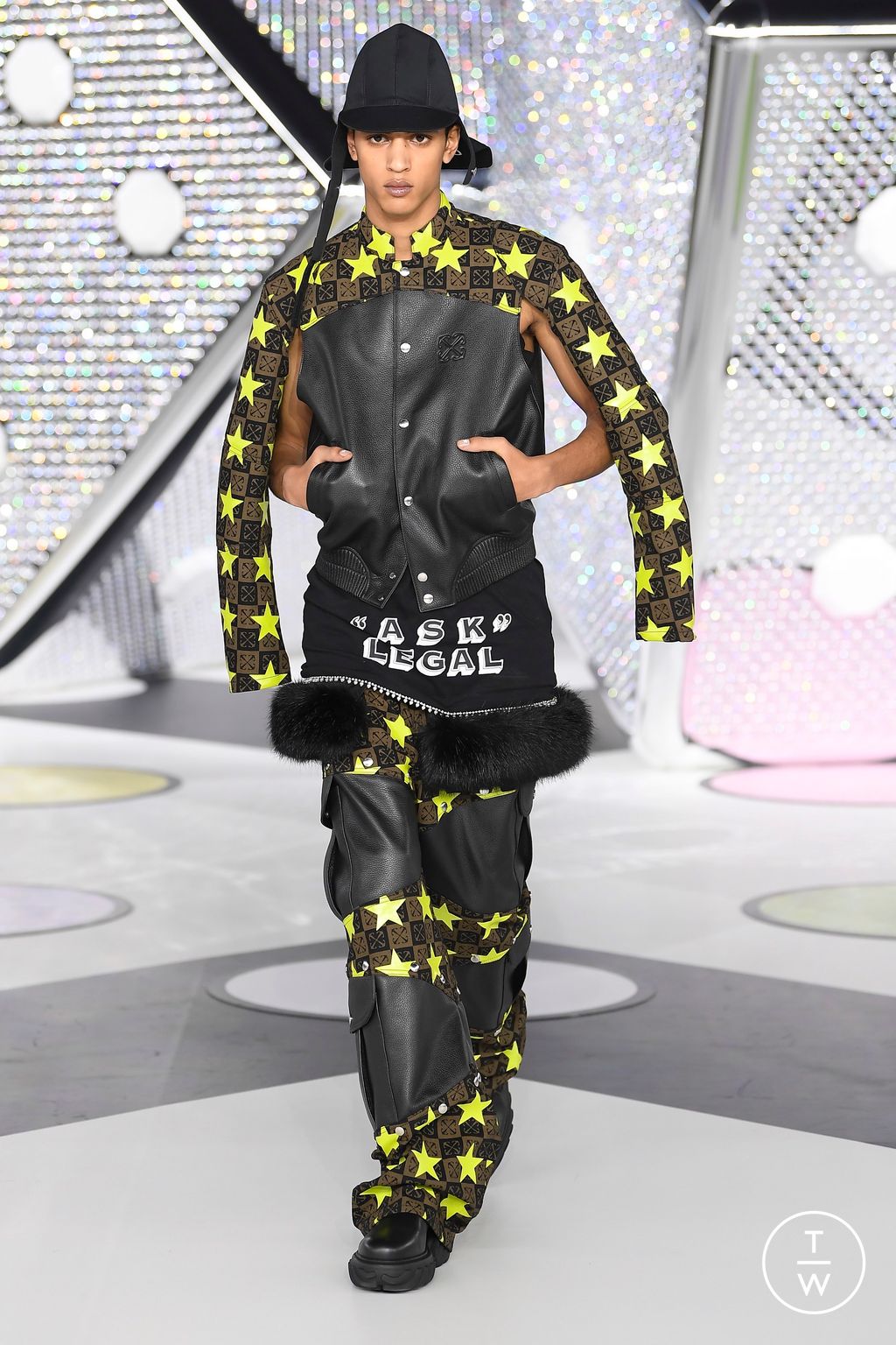 Fashion Week Paris Fall/Winter 2024 look 32 from the Off-White collection 女装