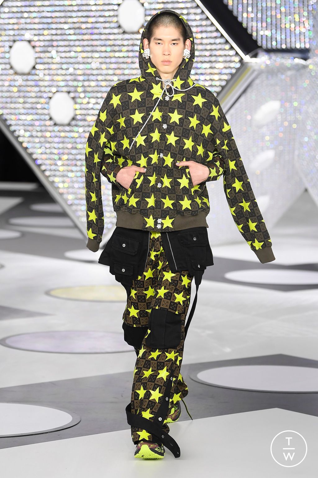 Fashion Week Paris Fall/Winter 2024 look 33 from the Off-White collection 女装