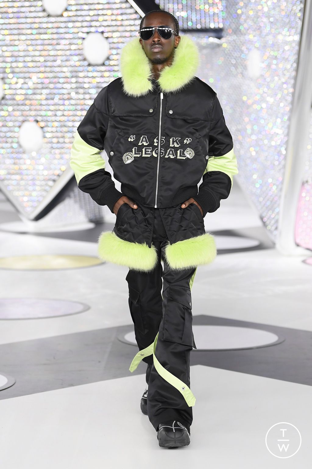 Fashion Week Paris Fall/Winter 2024 look 36 from the Off-White collection 女装