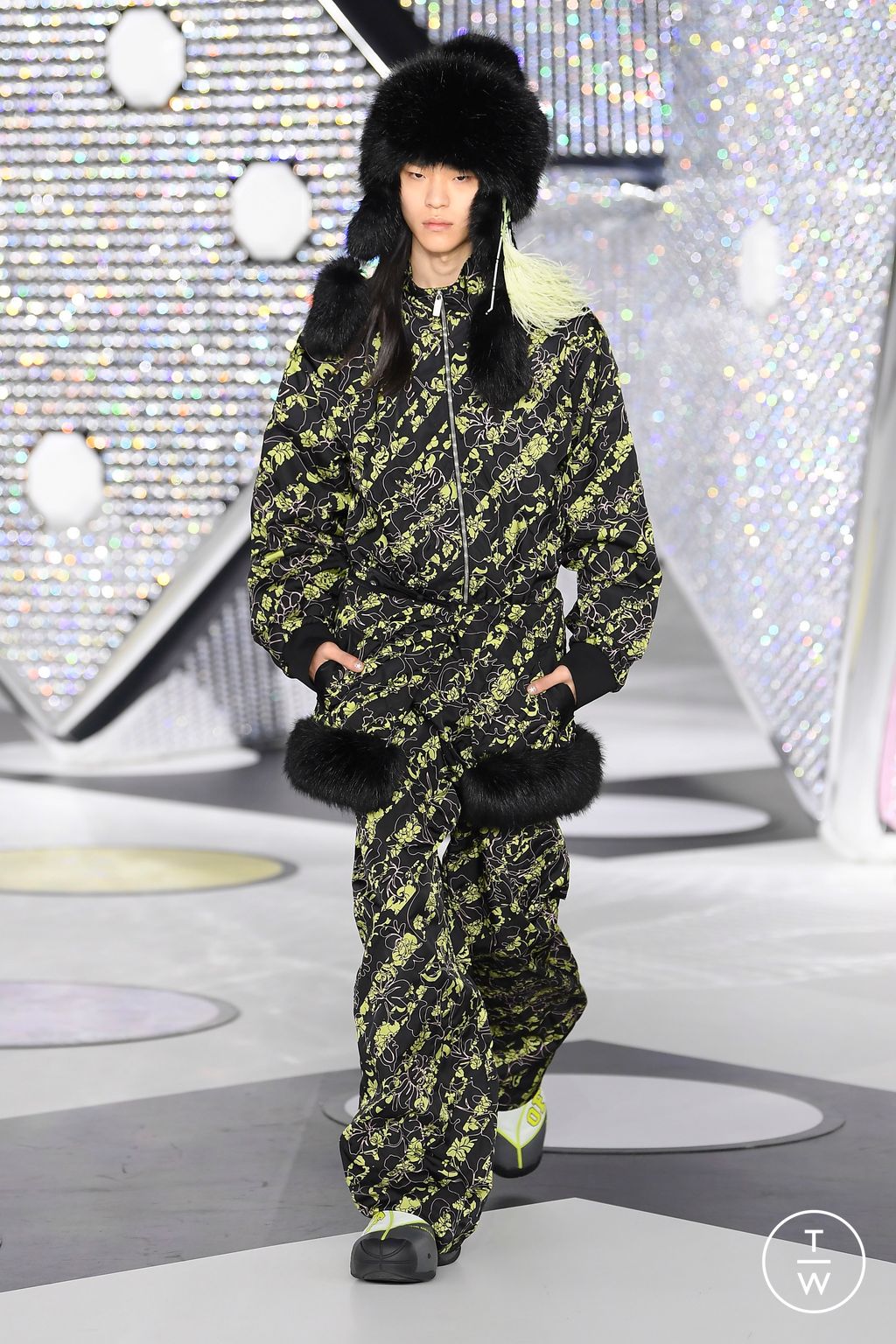 Fashion Week Paris Fall/Winter 2024 look 43 from the Off-White collection 女装