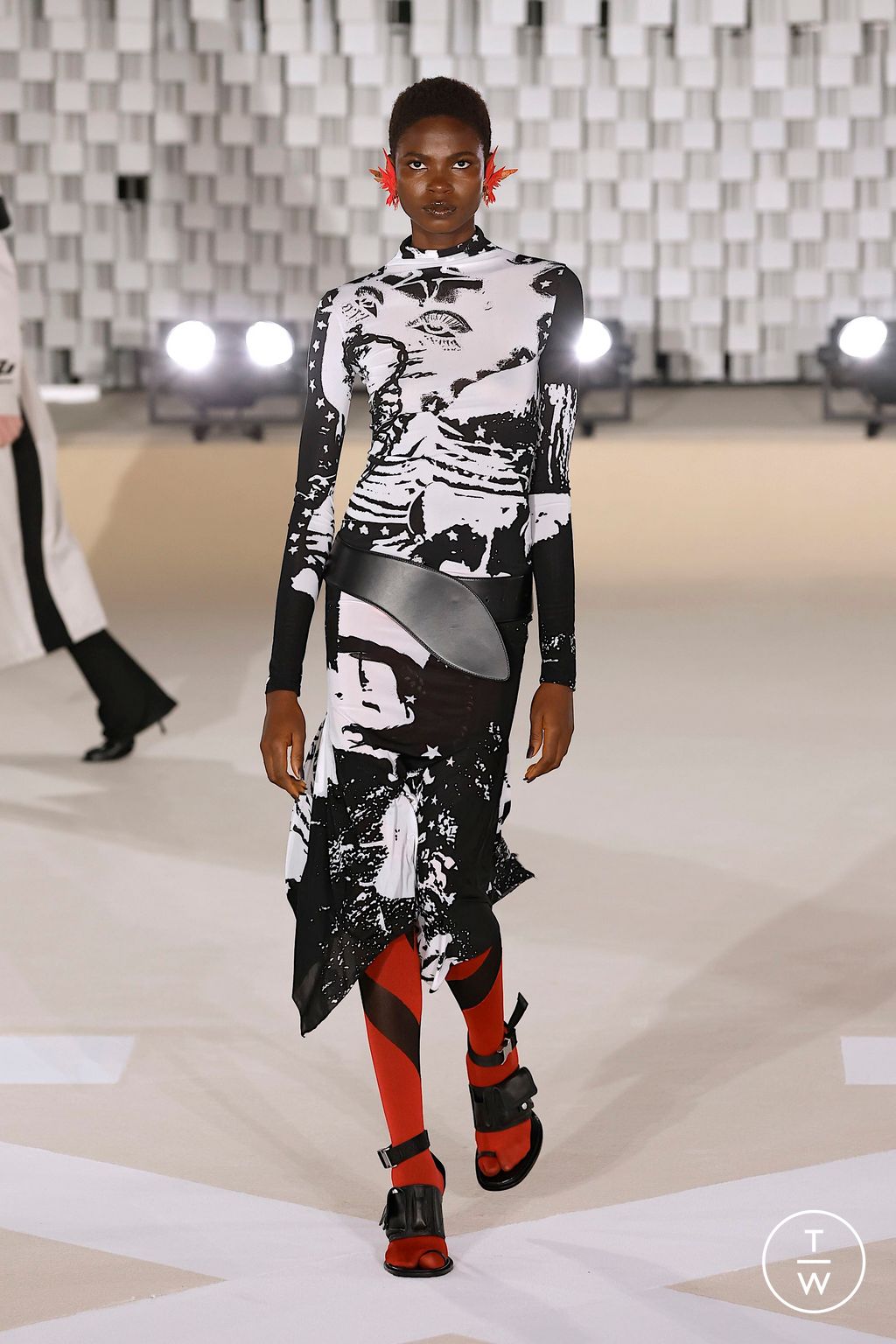 Fashion Week Paris Fall/Winter 2025 look 18 from the Off-White collection 女装