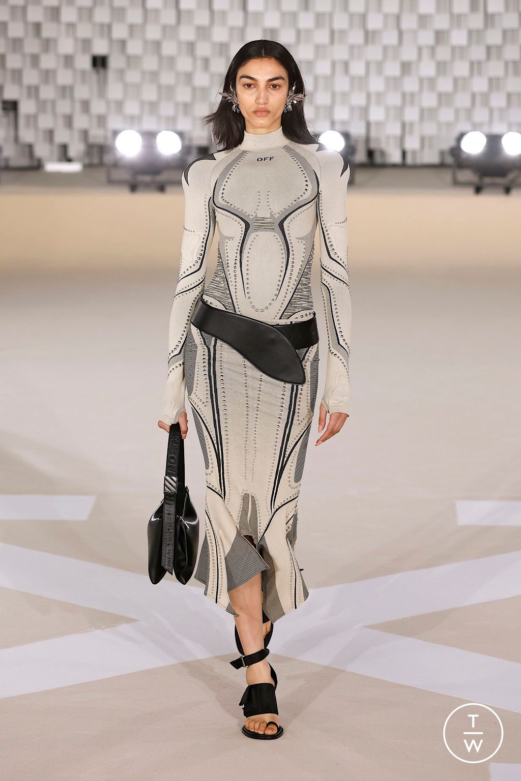Fashion Week Paris Fall/Winter 2025 look 24 from the Off-White collection 女装