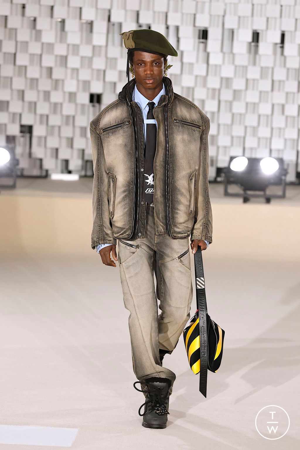 Fashion Week Paris Fall/Winter 2025 look 28 from the Off-White collection 女装