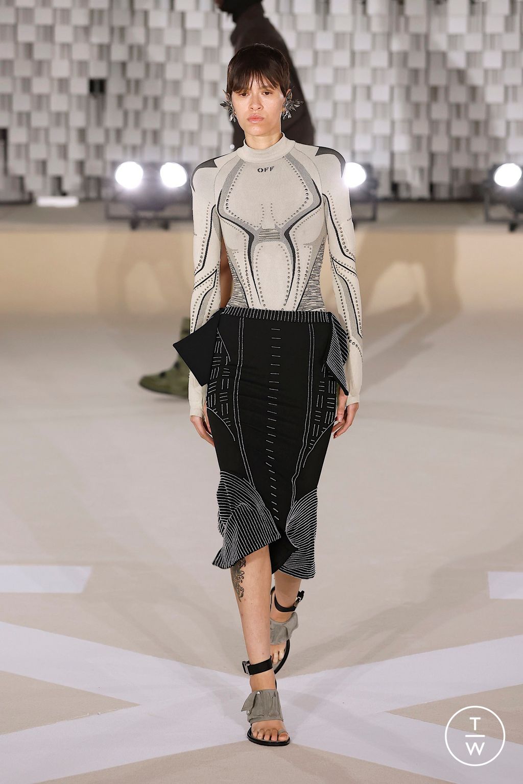 Fashion Week Paris Fall/Winter 2025 look 37 from the Off-White collection womenswear