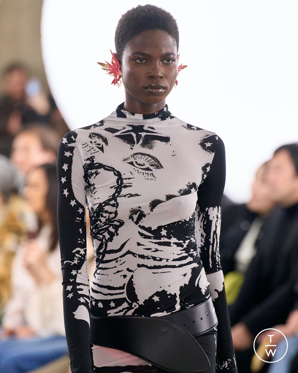 Fashion Week Paris Fall/Winter 2025 look 15 from the Off-White collection 女装配饰