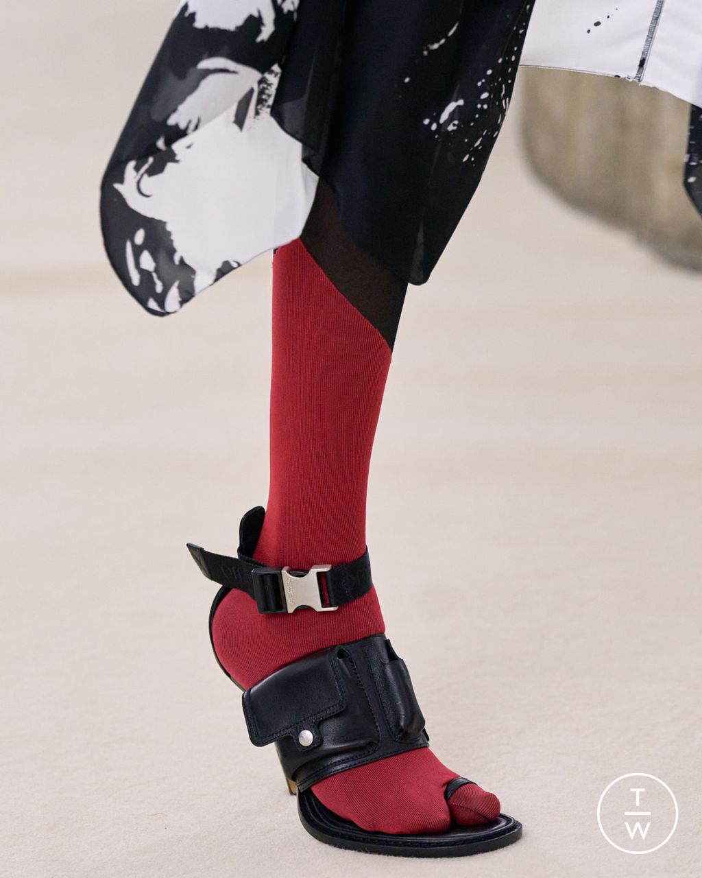 Fashion Week Paris Fall/Winter 2025 look 16 from the Off-White collection 女装配饰