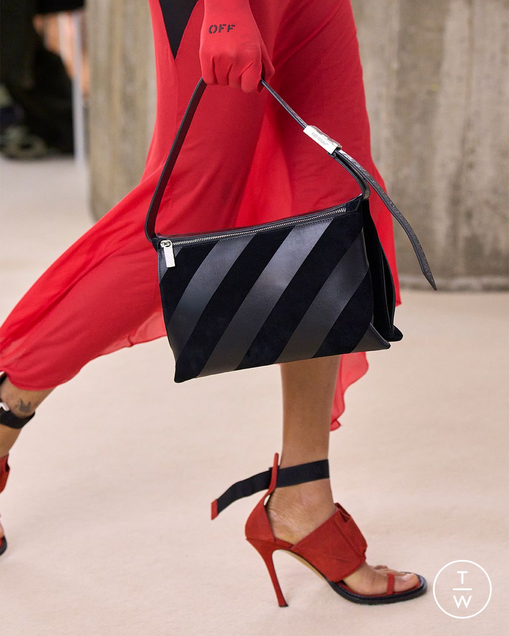 Fashion Week Paris Fall/Winter 2025 look 24 from the Off-White collection 女装配饰