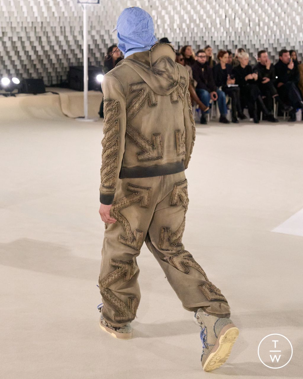 Fashion Week Paris Fall/Winter 2025 look 29 from the Off-White collection 女装配饰