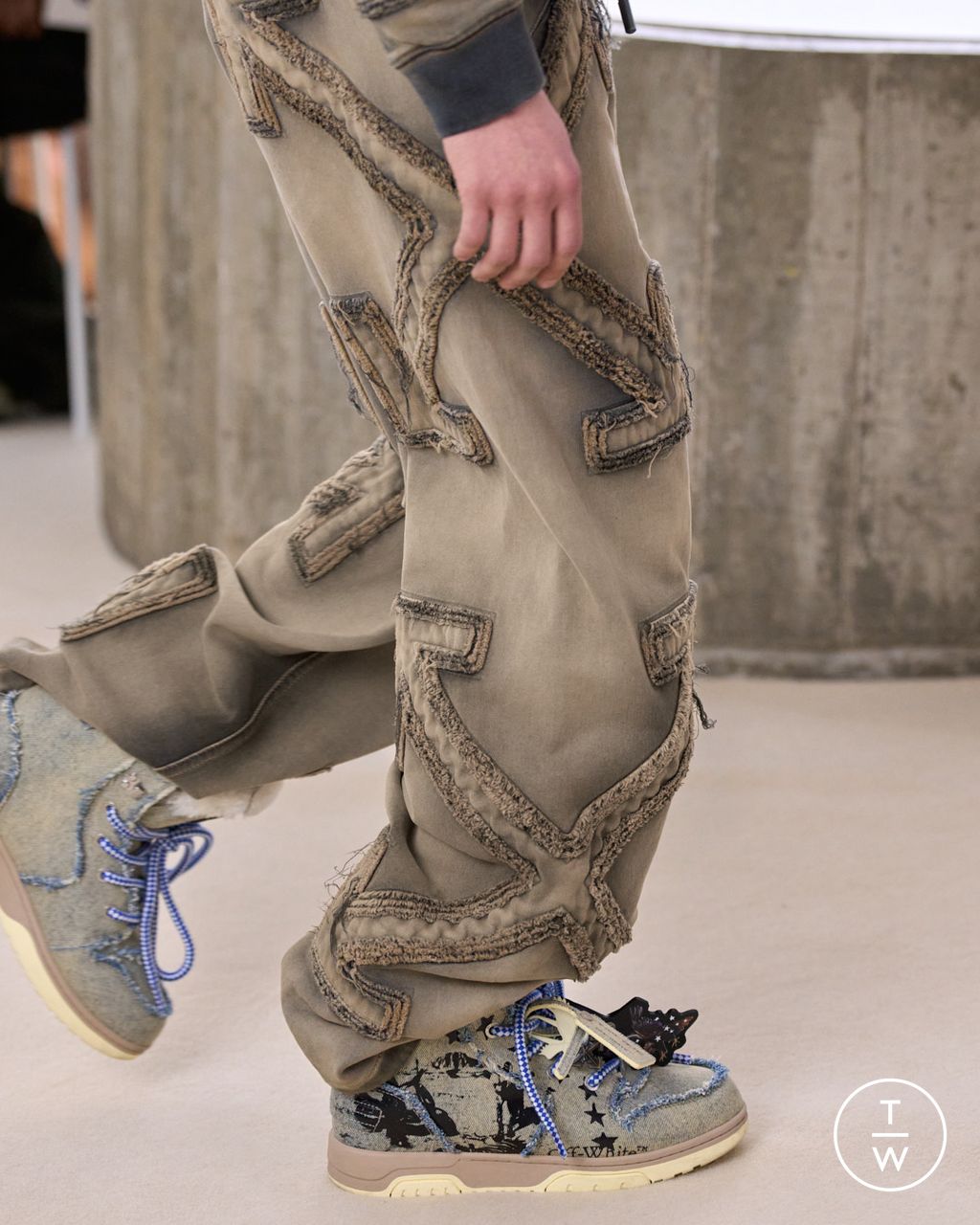 Fashion Week Paris Fall/Winter 2025 look 30 from the Off-White collection 女装配饰