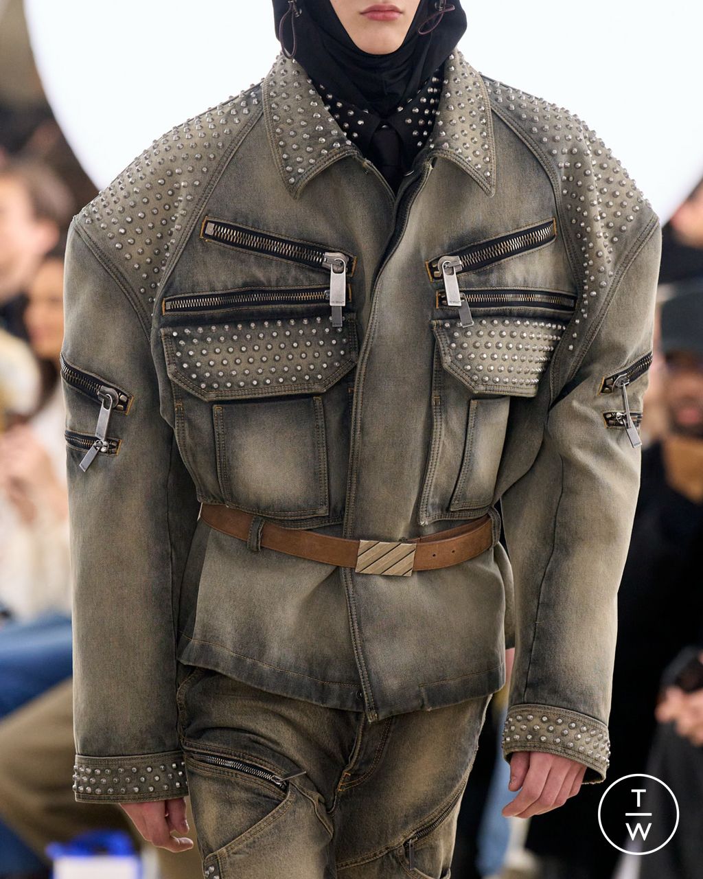 Fashion Week Paris Fall/Winter 2025 look 32 from the Off-White collection womenswear accessories