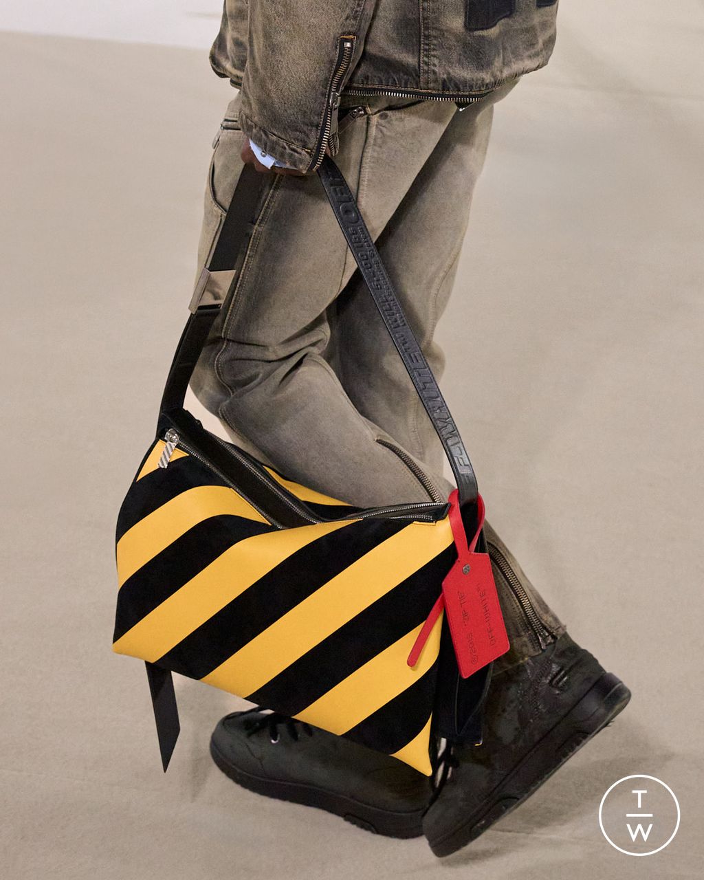 Fashion Week Paris Fall/Winter 2025 look 37 from the Off-White collection 女装配饰