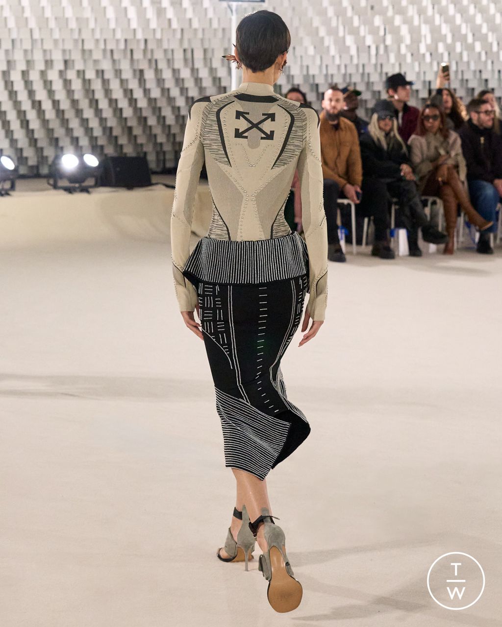 Fashion Week Paris Fall/Winter 2025 look 45 from the Off-White collection 女装配饰