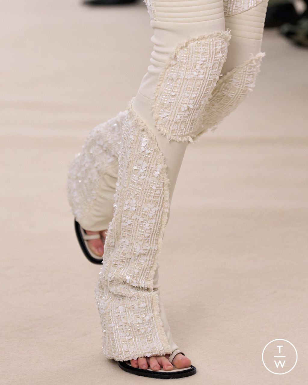 Fashion Week Paris Fall/Winter 2025 look 52 from the Off-White collection 女装配饰