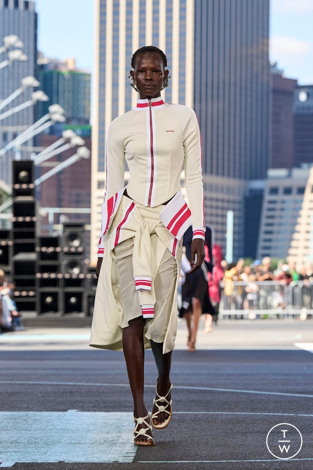 Fashion Week New York Spring-Summer 2025 look 1 from the Off-White collection 女装