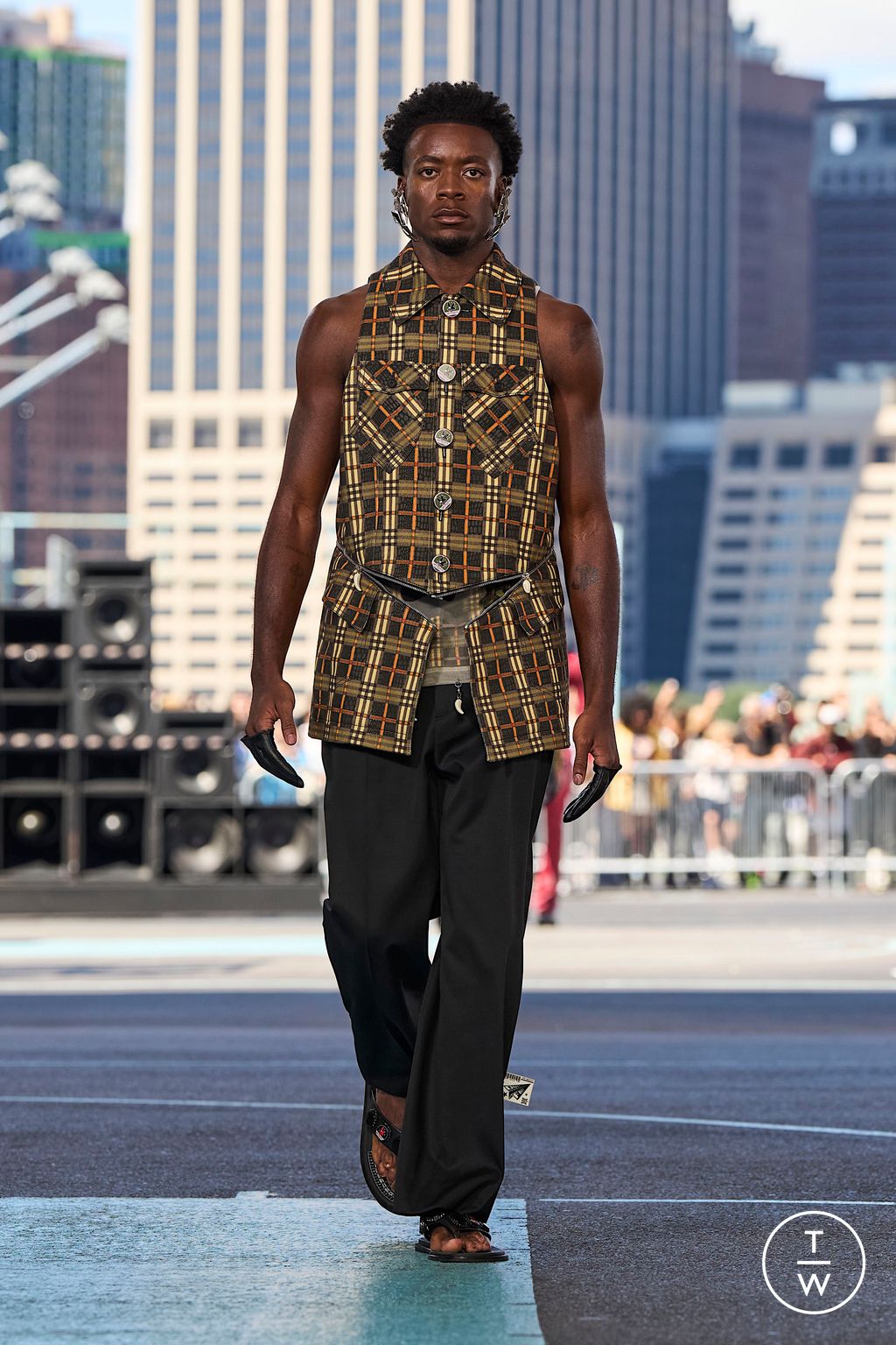 Fashion Week New York Spring/Summer 2025 look 23 from the Off-White collection womenswear