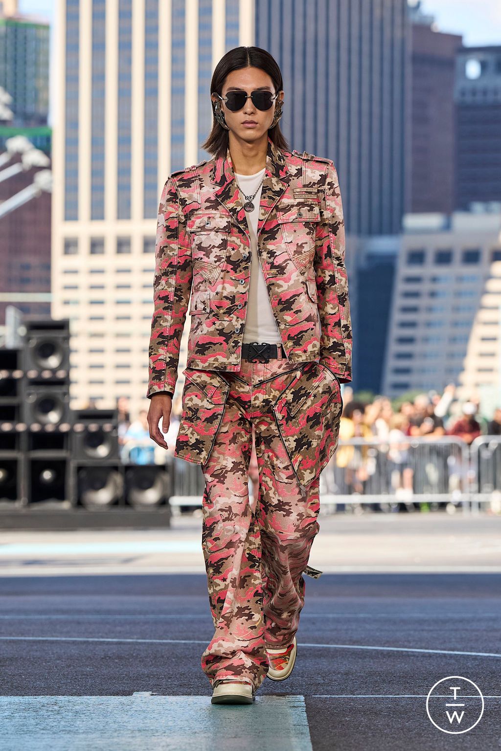 Fashion Week New York Spring/Summer 2025 look 39 from the Off-White collection womenswear