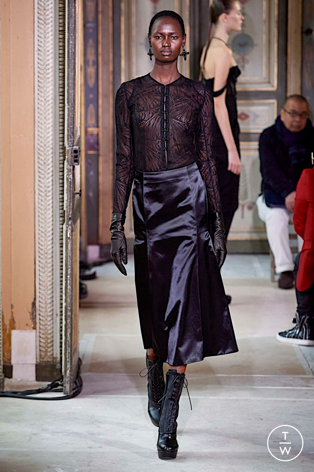 Fashion Week Paris Fall/Winter 2019 look 1 de la collection Olivier Theyskens womenswear