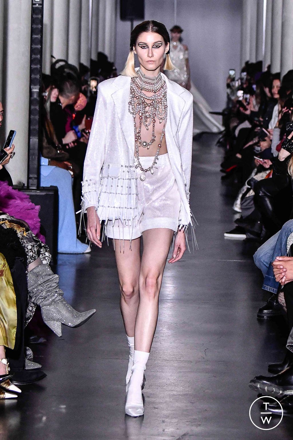 Fashion Week Paris Spring/Summer 2024 look 16 from the On Aura Tout Vu collection couture