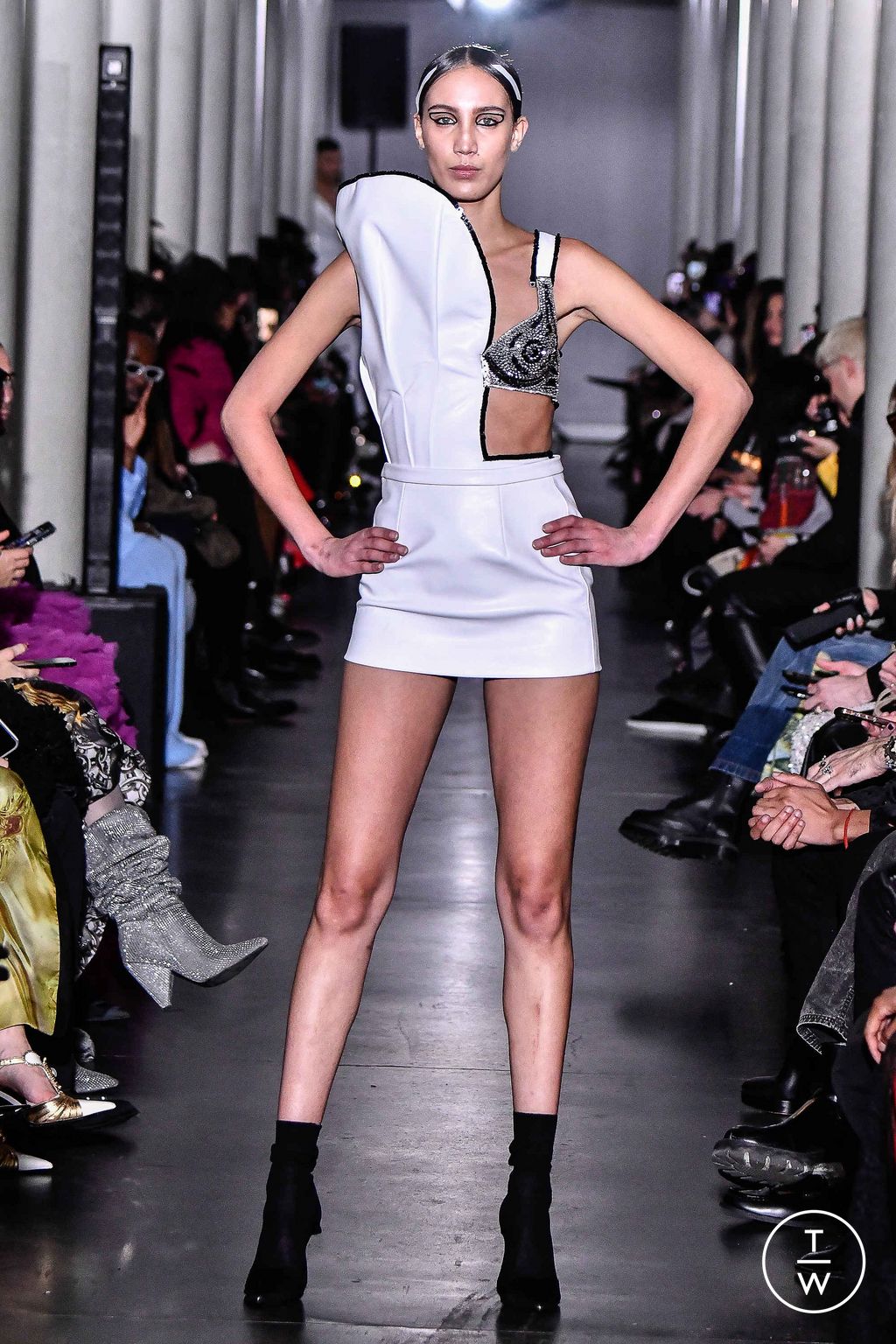Fashion Week Paris Spring/Summer 2024 look 19 from the On Aura Tout Vu collection couture