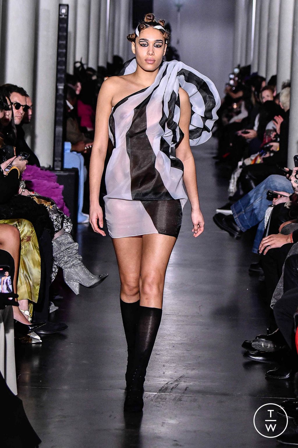 Fashion Week Paris Spring/Summer 2024 look 22 from the On Aura Tout Vu collection couture