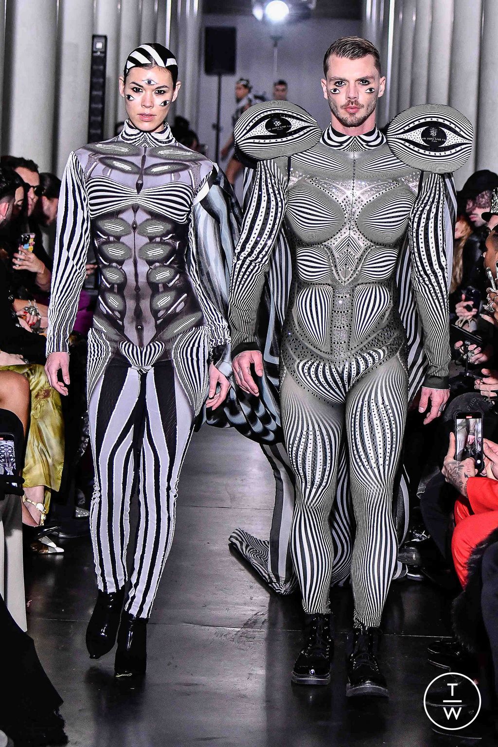 Fashion Week Paris Spring/Summer 2024 look 24 from the On Aura Tout Vu collection couture