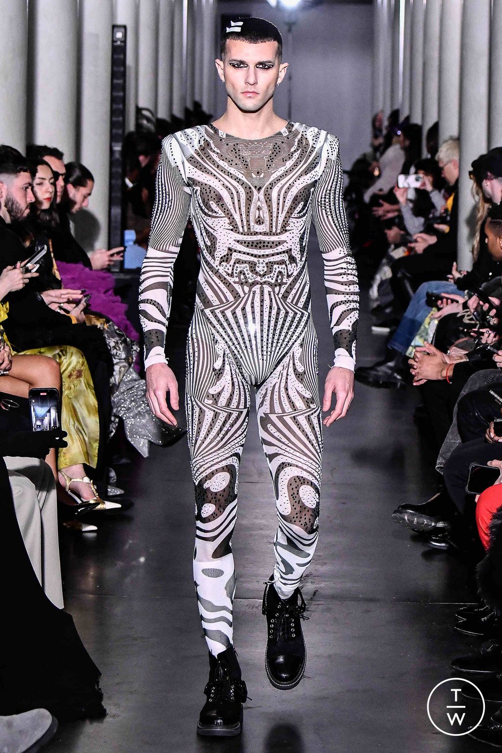 Fashion Week Paris Spring/Summer 2024 look 25 from the On Aura Tout Vu collection couture