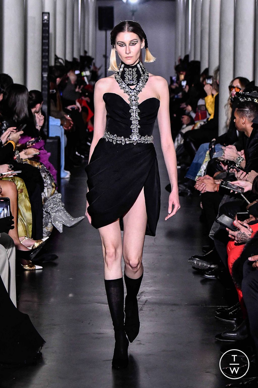 Fashion Week Paris Spring/Summer 2024 look 32 from the On Aura Tout Vu collection 高级定制