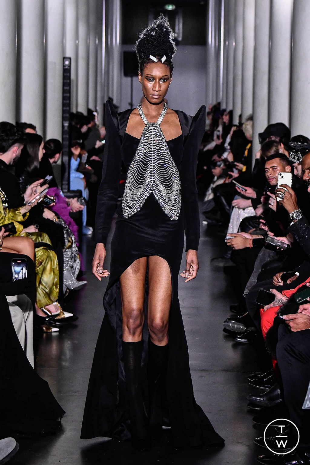 Fashion Week Paris Spring/Summer 2024 look 36 from the On Aura Tout Vu collection couture