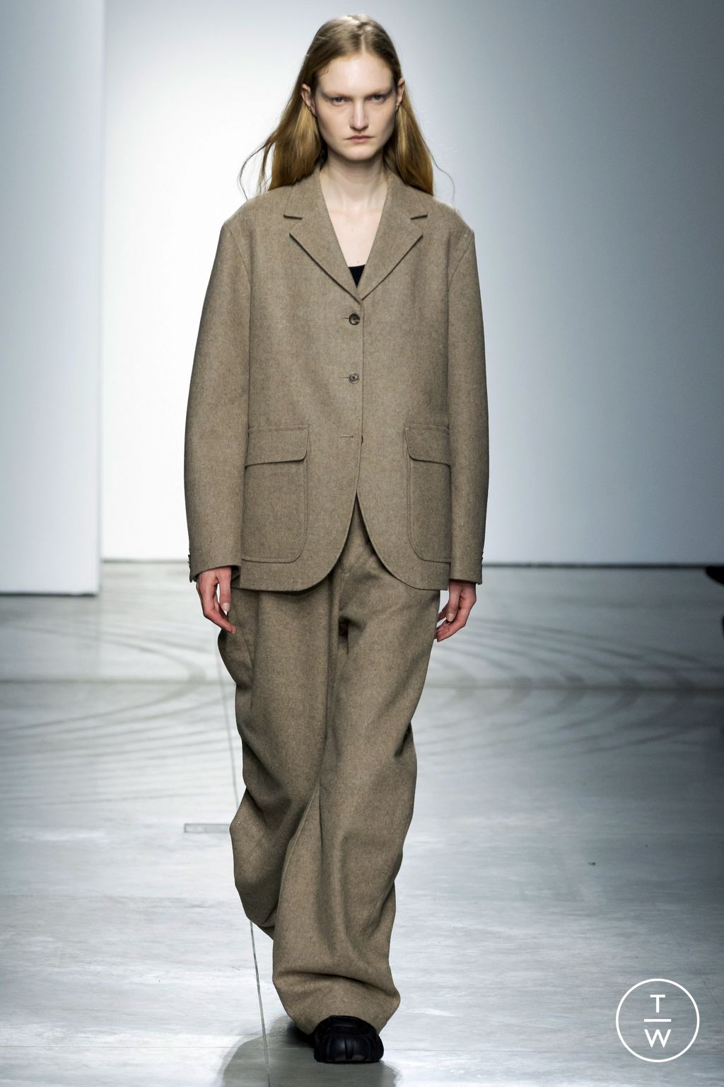 Fashion Week Milan Fall/Winter 2023 look 1 from the Onitsuka Tiger collection 女装