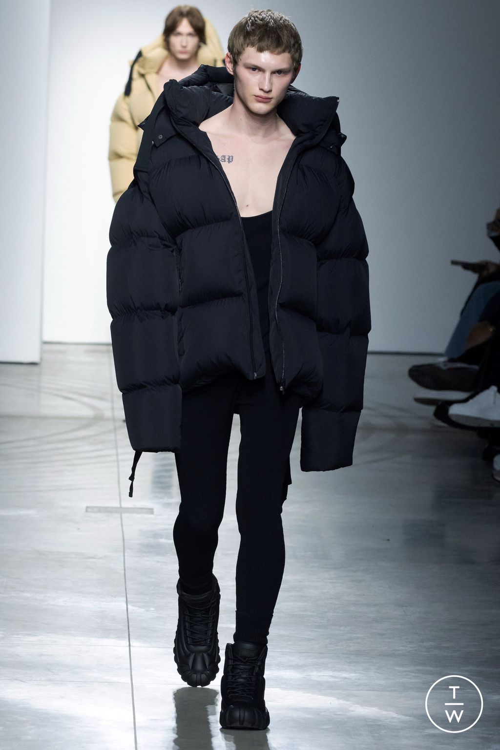 Fashion Week Milan Fall/Winter 2023 look 17 de la collection Onitsuka Tiger womenswear