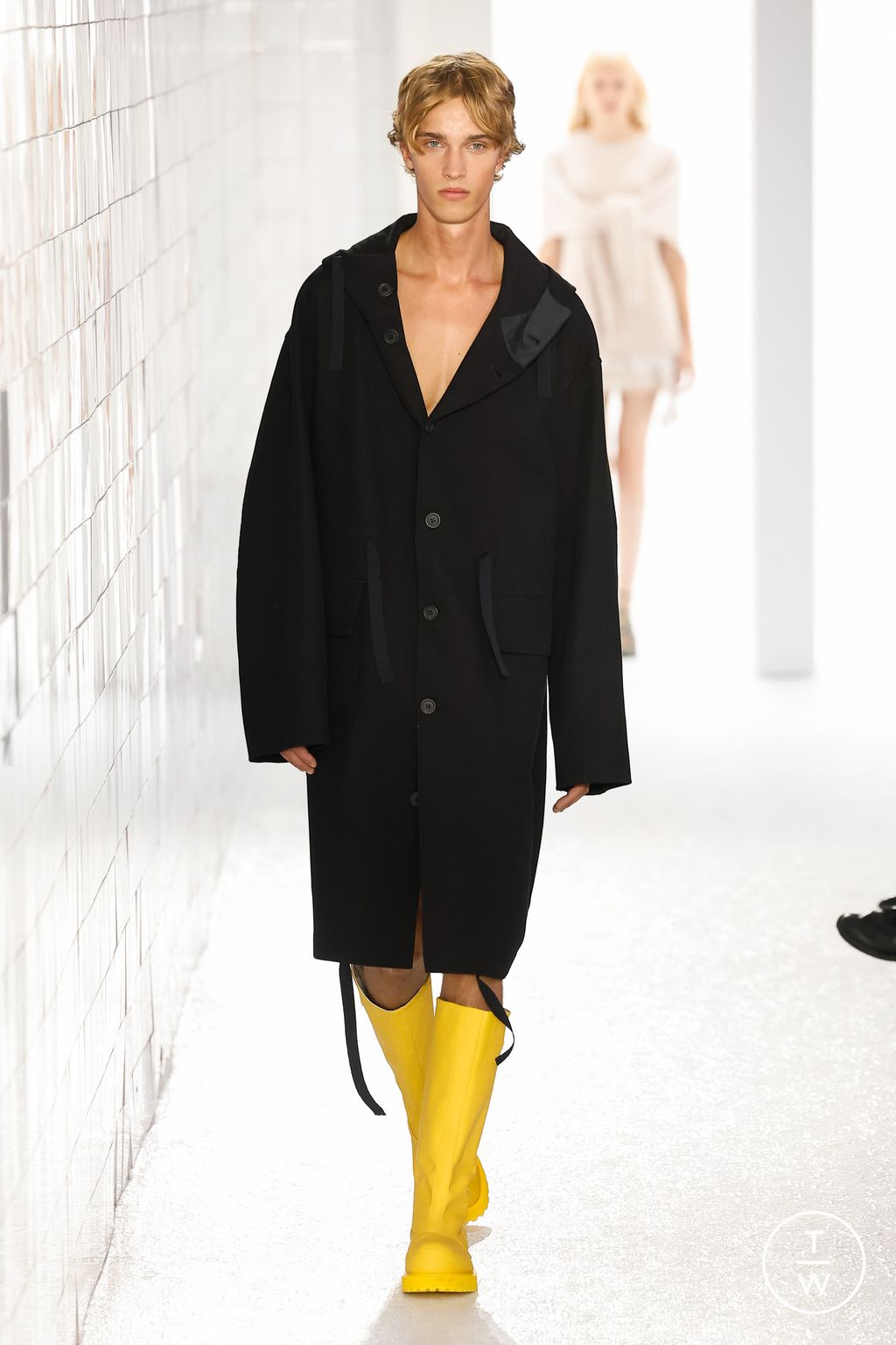 Fashion Week Milan Spring/Summer 2024 look 17 from the Onitsuka Tiger collection womenswear