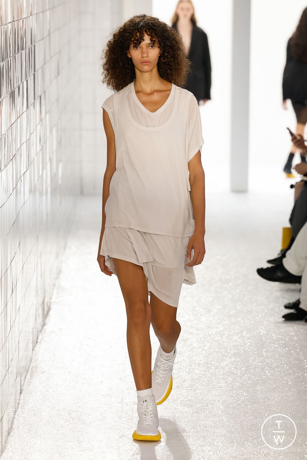 Fashion Week Milan Spring/Summer 2024 look 21 from the Onitsuka Tiger collection womenswear