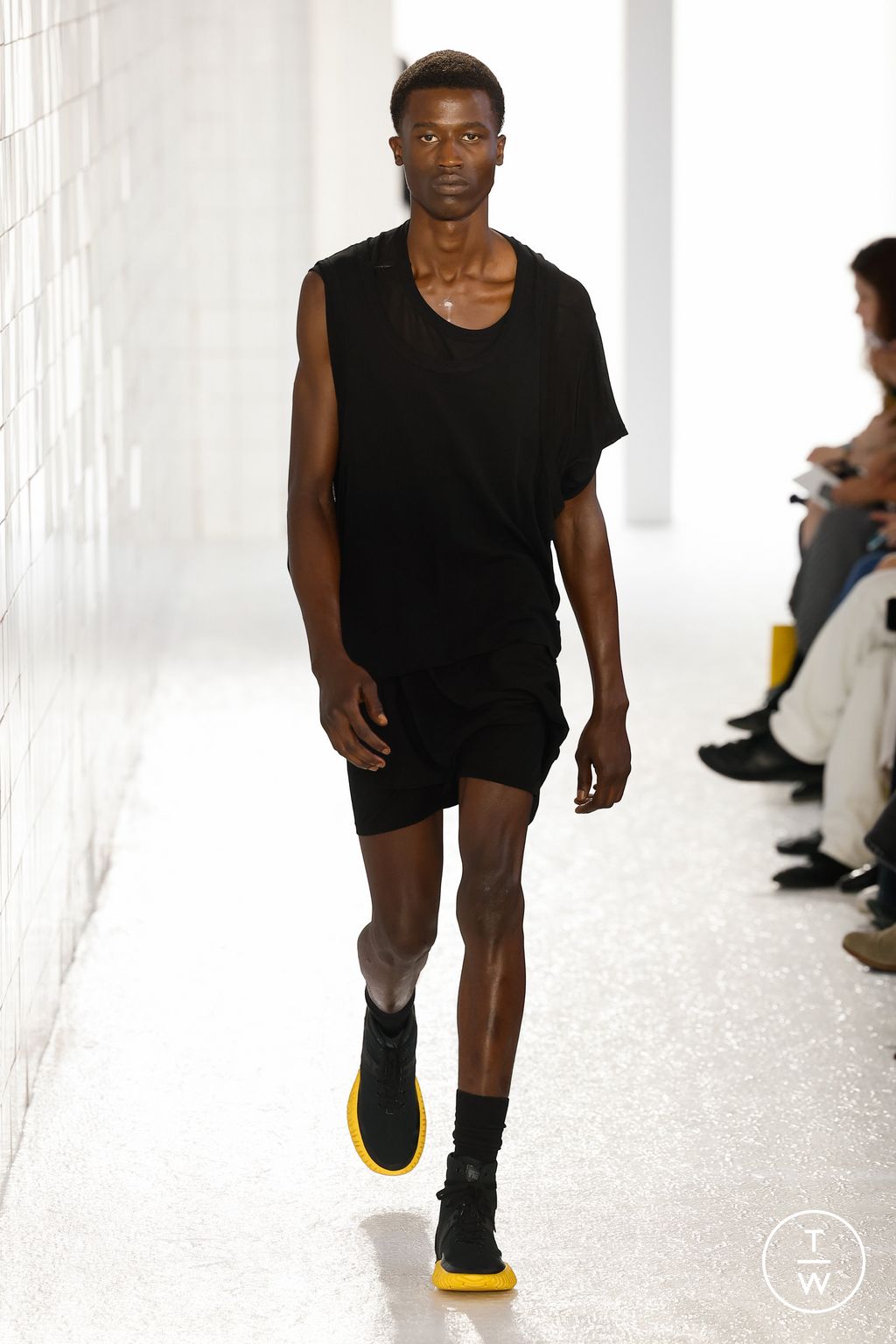 Fashion Week Milan Spring/Summer 2024 look 25 from the Onitsuka Tiger collection womenswear