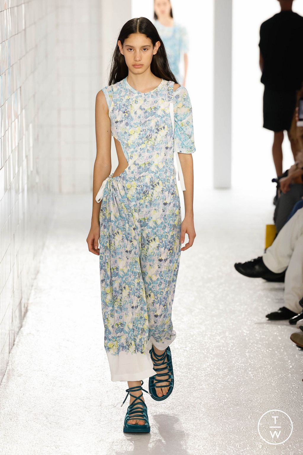 Fashion Week Milan Spring/Summer 2024 look 37 from the Onitsuka Tiger collection womenswear