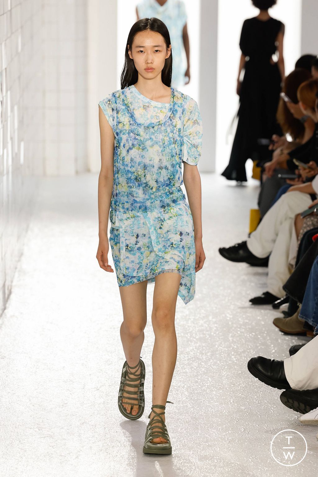 Fashion Week Milan Spring/Summer 2024 look 38 from the Onitsuka Tiger collection 女装