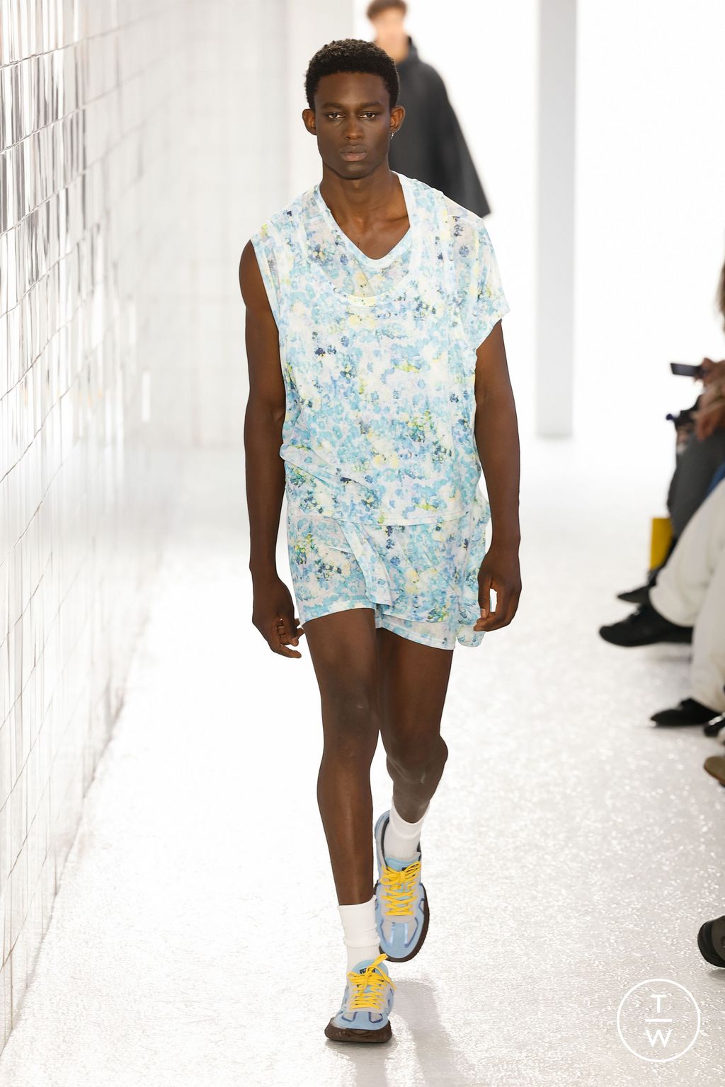 Fashion Week Milan Spring/Summer 2024 look 39 from the Onitsuka Tiger collection 女装