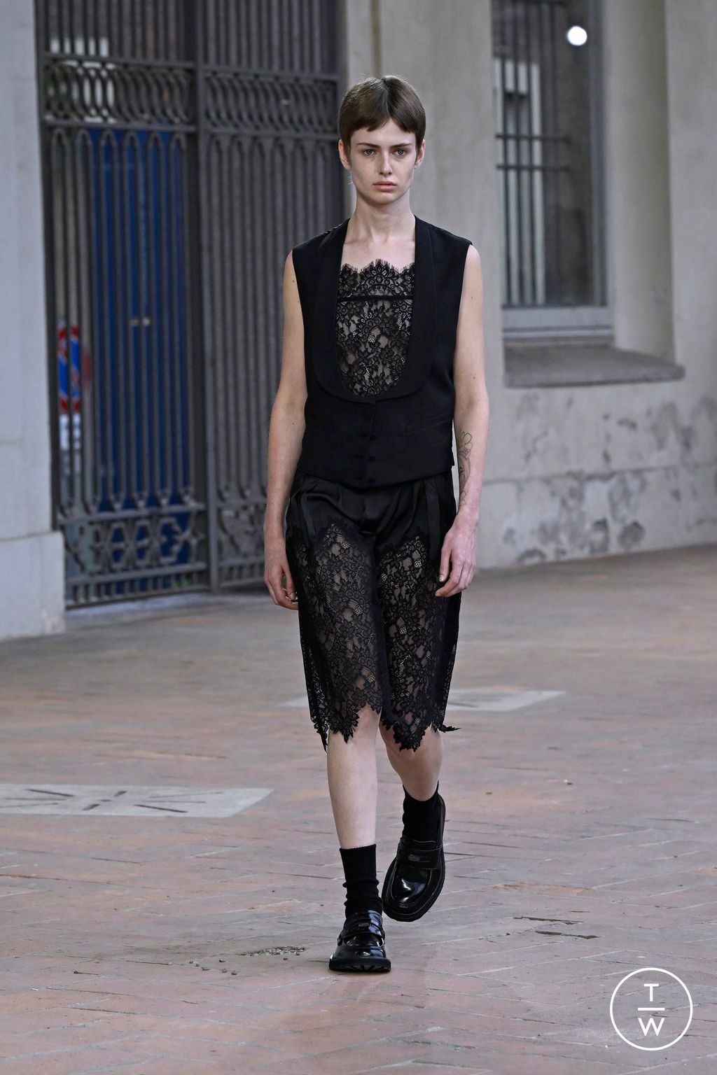 Fashion Week Milan Spring/Summer 2025 look 1 from the Onitsuka Tiger collection womenswear