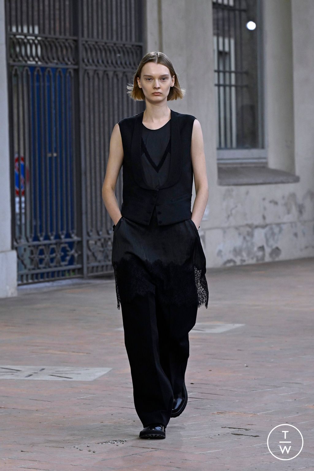 Fashion Week Milan Spring/Summer 2025 look 2 from the Onitsuka Tiger collection womenswear