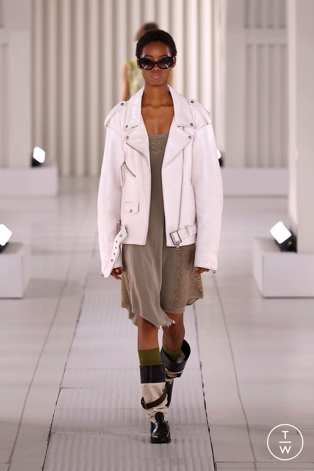 Fashion Week Milan Spring/Summer 2026 look 38 from the Onitsuka Tiger collection womenswear