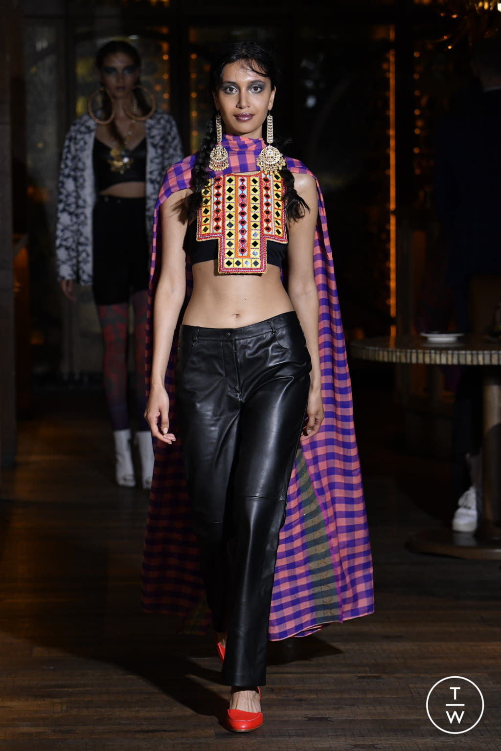 Fashion Week London Spring/Summer 2022 look 25 de la collection Osman womenswear