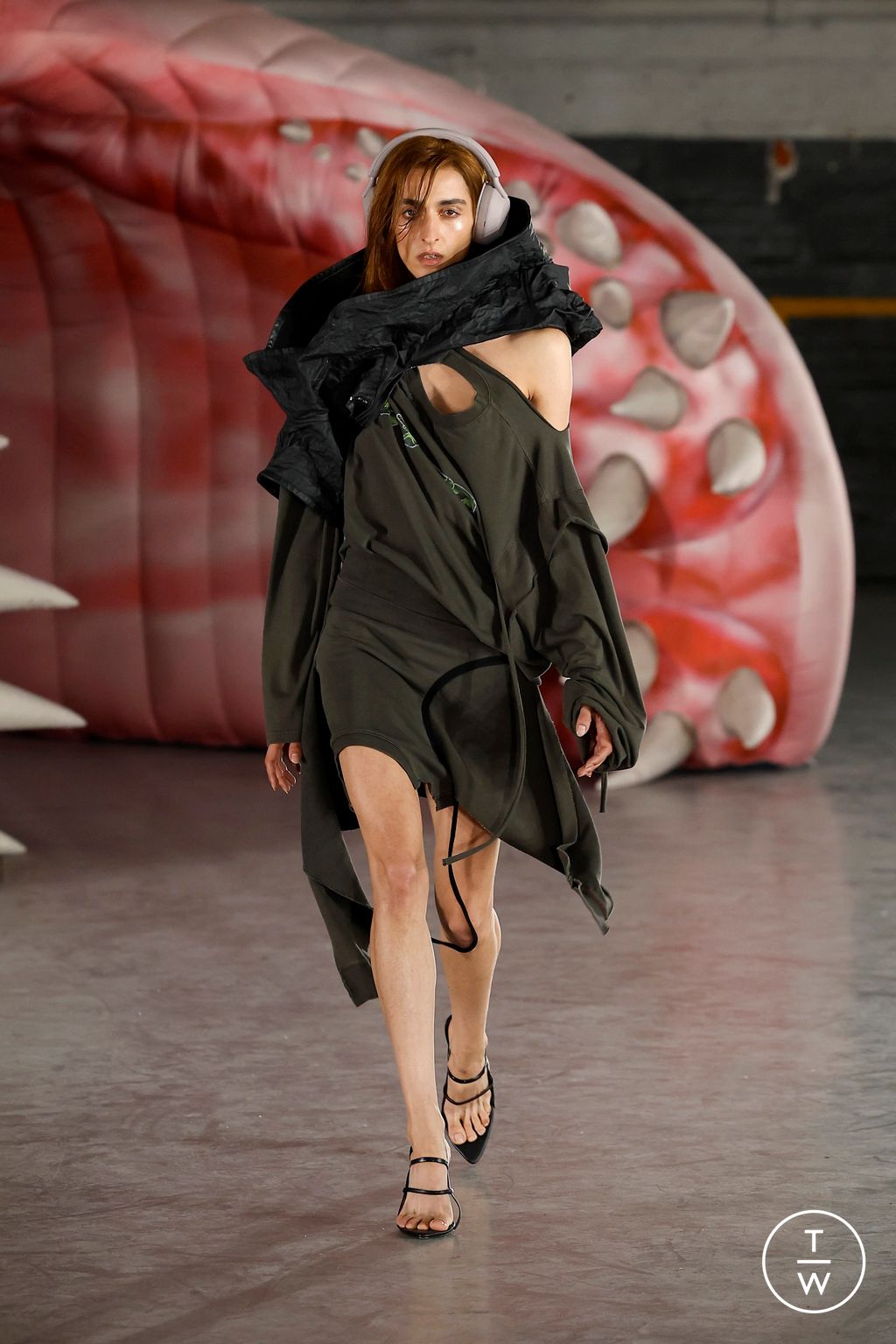 Fashion Week Paris Spring-Summer 2025 look 14 from the Ottolinger collection 女装