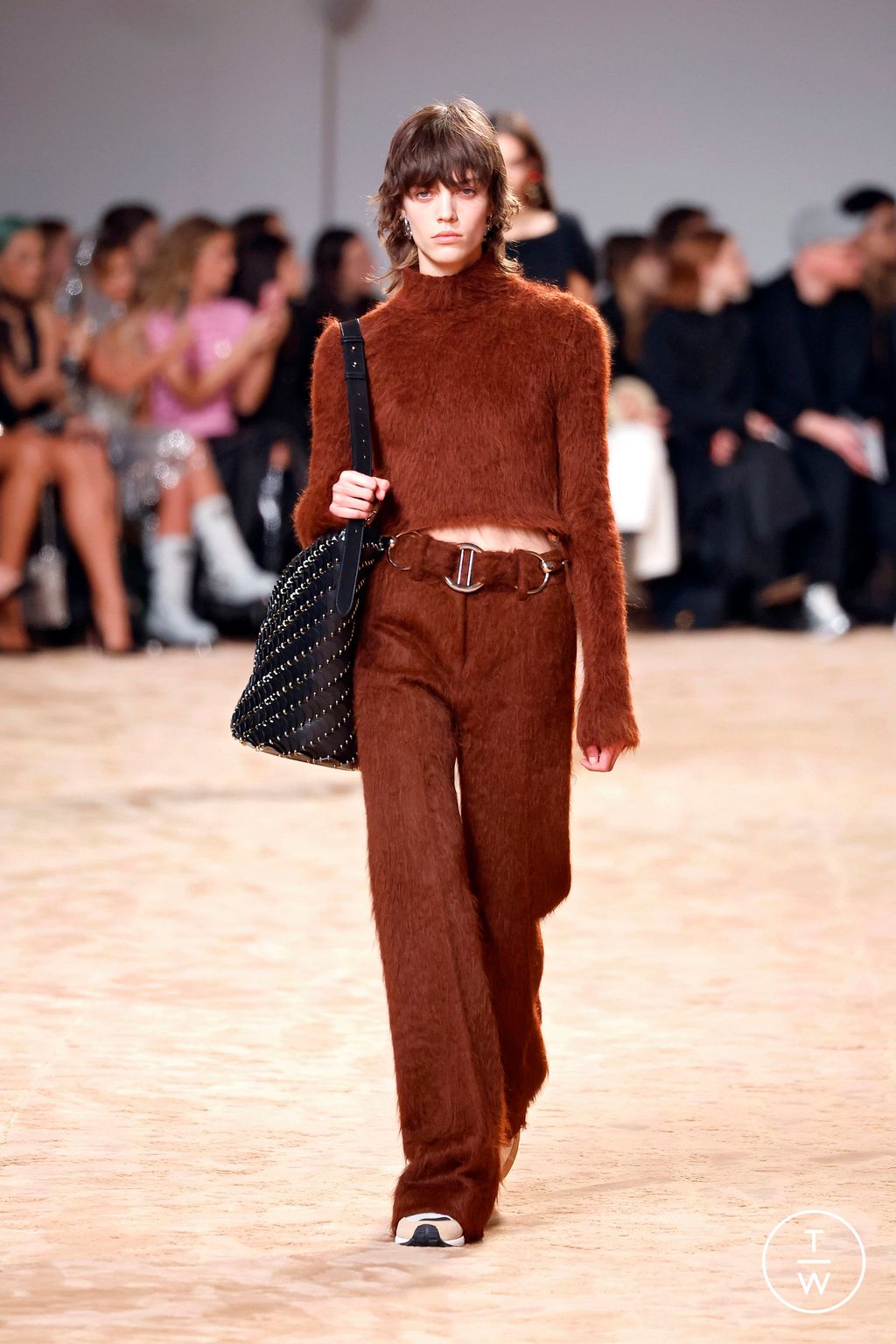 Fashion Week Paris Fall/Winter 2023 look 1 from the Rabanne collection 女装