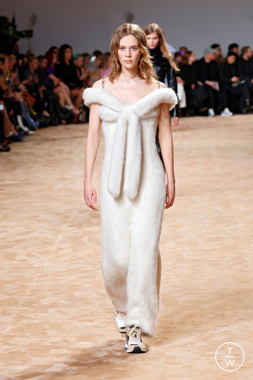 Fashion Week Paris Fall/Winter 2023 look 6 from the Rabanne collection 女装