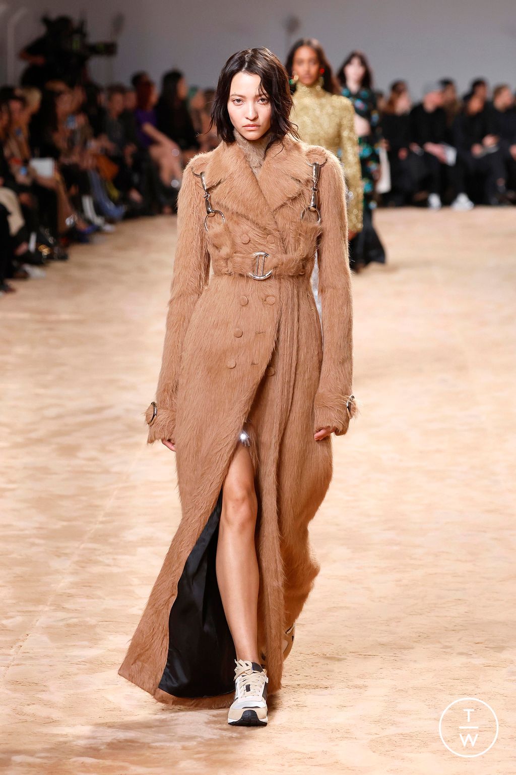 Fashion Week Paris Fall/Winter 2023 look 10 from the Rabanne collection 女装
