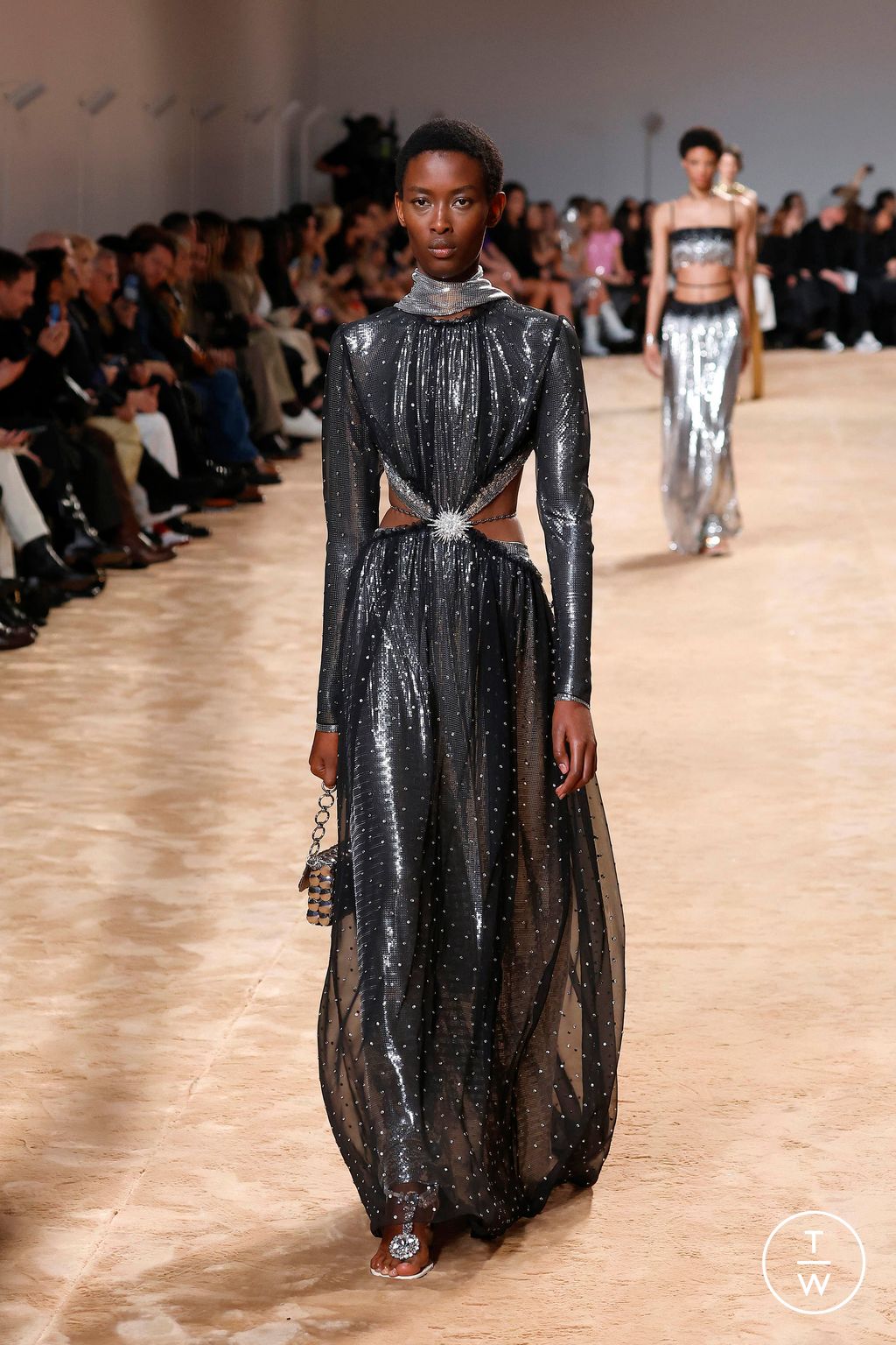 Fashion Week Paris Fall/Winter 2023 look 34 from the Rabanne collection 女装